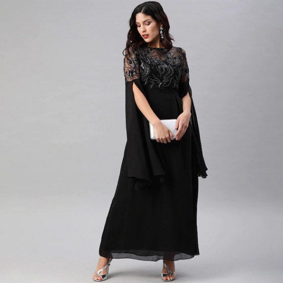 https://www.facemarshal.com/vi/products/black-embellished-slit-sleeves-maxi-dress