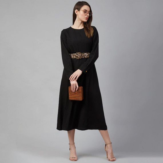 https://www.facemarshal.com/vi/products/black-pleated-maxi-dress