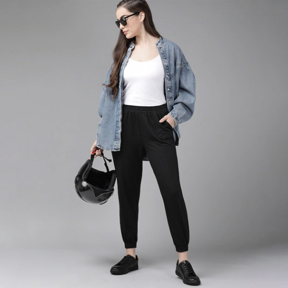 https://www.facemarshal.com/products/women-black-solid-straight-fit-cropped-joggers